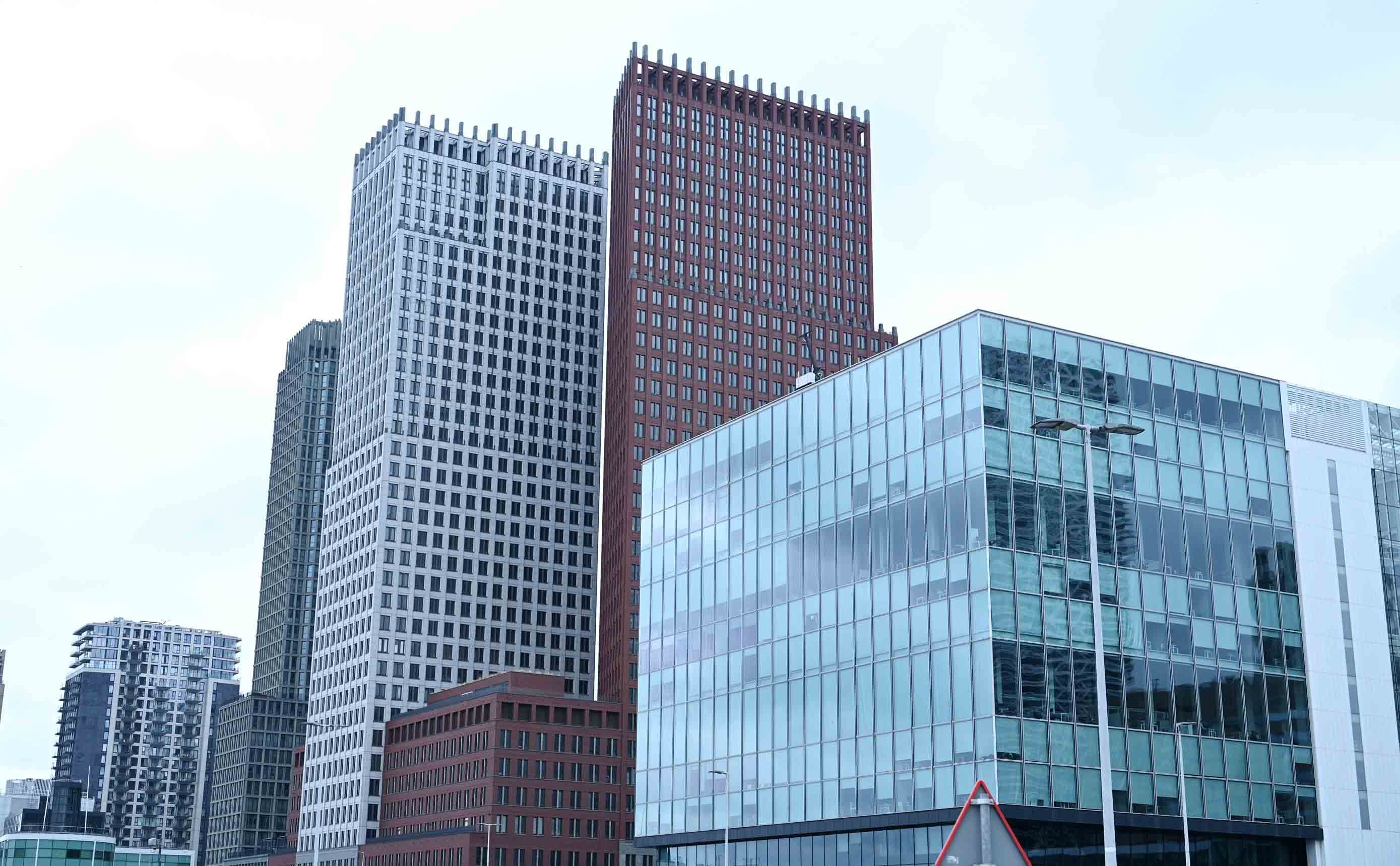 Kantoor- en ministerietorens in het regeringskwartier van Den Haag, tegen een bleke lucht.